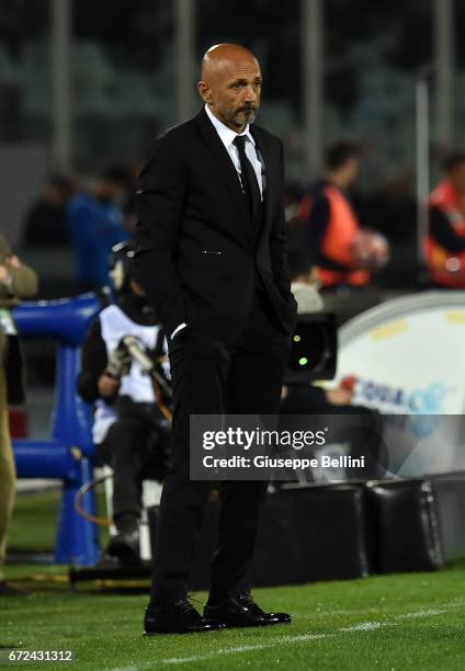 Luciano Spalletti head coach of AS Roma during the Serie A match between Pescara Calcio and AS Roma at Adriatico Stadium on April 24, 2017 in...
