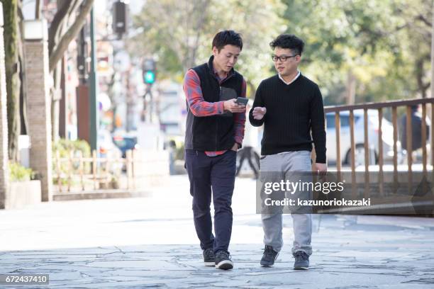 wandeling van twee jonge mannen - 一緒 stockfoto's en -beelden