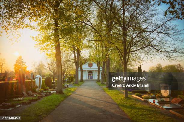small chapel ("kleine kapelle") - friedhof stock-fotos und bilder