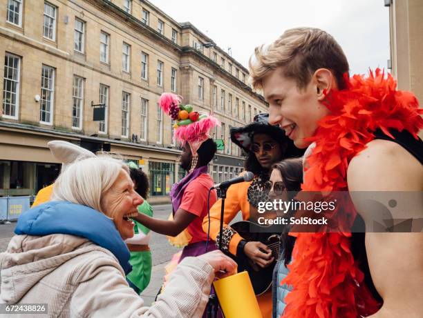 city street fondsenwervers - jonge senioren in groep stockfoto's en -beelden