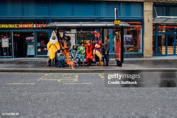 collectes de fonds en attente pour le bus - fancy dress party photos et images de collection