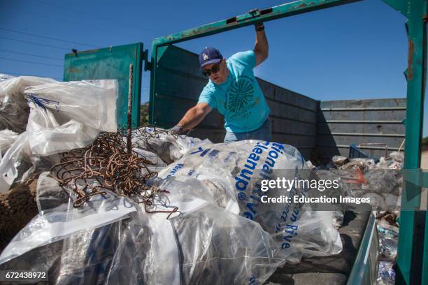 La Gran Limpieza, FoLAR River cleanup April 17 Los Angeles River, Glendale Narrows, Los Angeles, California, USA.