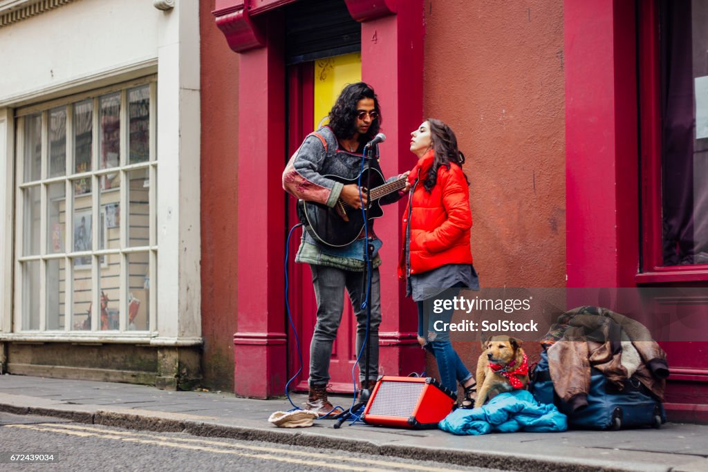 Straßenmusik paar mit Hund