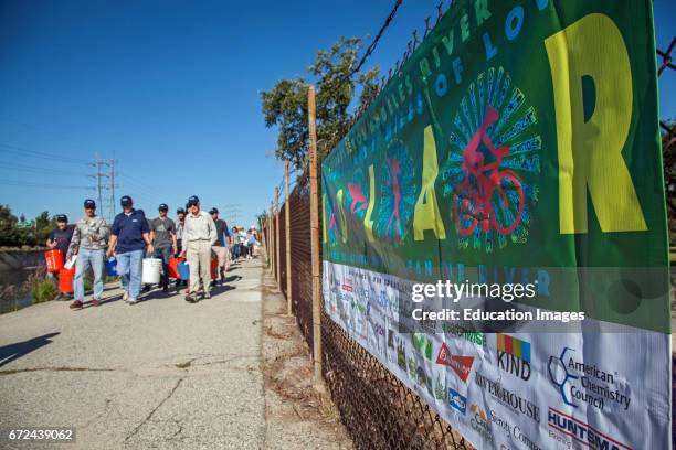 La Gran Limpieza, FoLAR River cleanup April 17 Los Angeles River, Glendale Narrows, Los Angeles, California, USA.