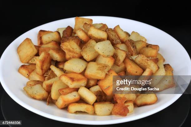 serving plate of southern homefries (solanum tuberosum) - american potato farm stockfoto's en -beelden