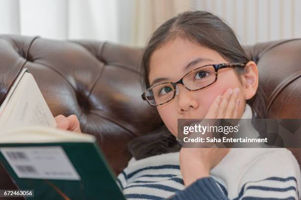 japanese girl reading book - 読む stock pictures, royalty-free photos & images