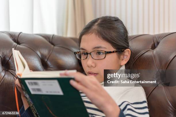 japanese girl reading book - 休息をとる stockfoto's en -beelden