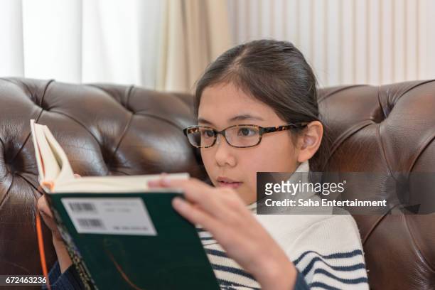 japanese girl reading book - 読む bildbanksfoton och bilder