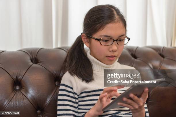japanese girl using digital tablet - スマートフォン stockfoto's en -beelden