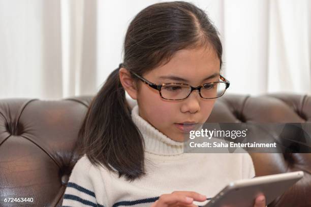 japanese girl using digital tablet - デジタルディスプレイ fotografías e imágenes de stock