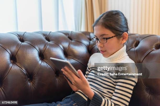 japanese girl using digital tablet - スマートフォン stockfoto's en -beelden