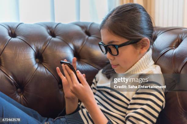 japanese girl using smart phone - タブレット端末 stock-fotos und bilder