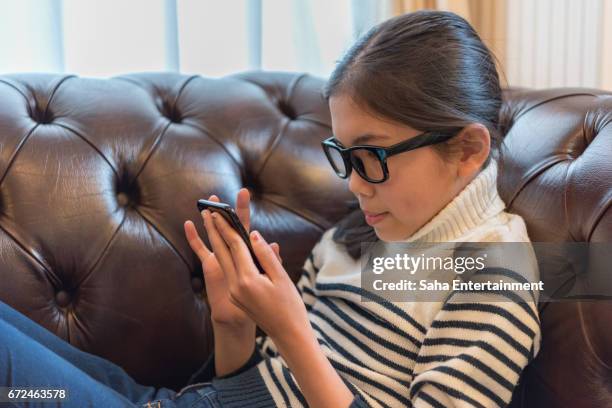 japanese girl using smart phone - タブレット端末 stockfoto's en -beelden