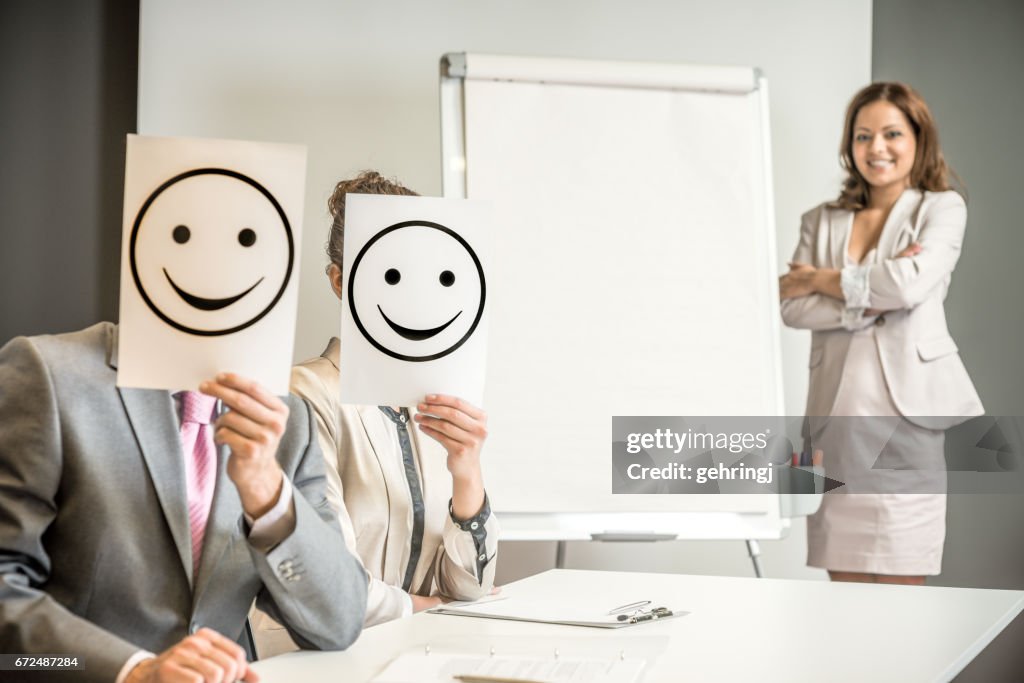 Business-team hält glücklichen Lächeln -