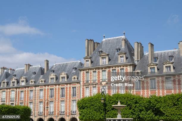 place des vosges, city of paris, france - place des vosges stockfoto's en -beelden