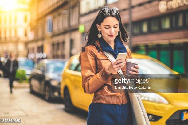 mooie vrouw tijd doorbrengen in de stad - stylish woman streets europe cellphone stockfoto's en -beelden
