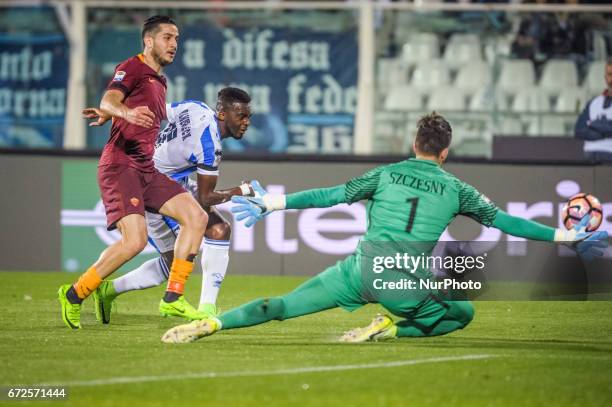 Coulibaly Mamadou and Szczesny Wojciech during the Italian Serie A football match Pescara vs Roma on April 24 in Pescara, Italy.