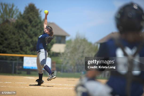 teenage softball player throwing a pitch. - softball stockfoto's en -beelden