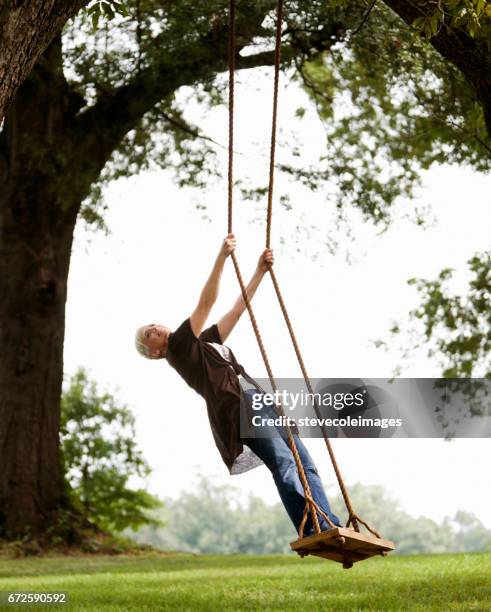 frau schwingen - schaukel stock-fotos und bilder