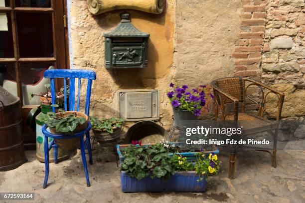 chairs in peratallada- bajo ampurdán- catalonia- spain - baix empordà foto e immagini stock