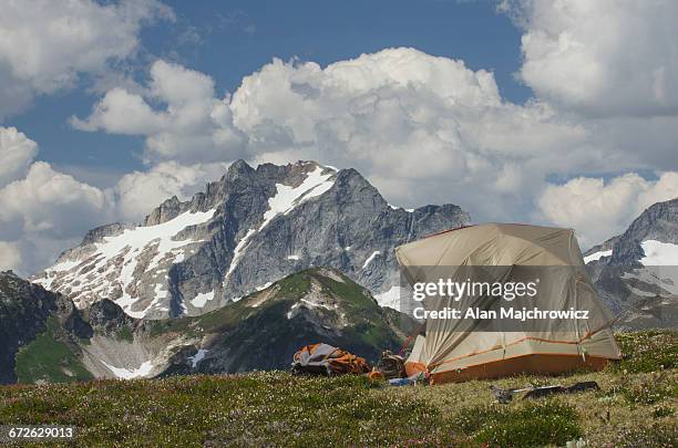 north cascades backcountry camp - wildnisgebiet glacier peak stock-fotos und bilder
