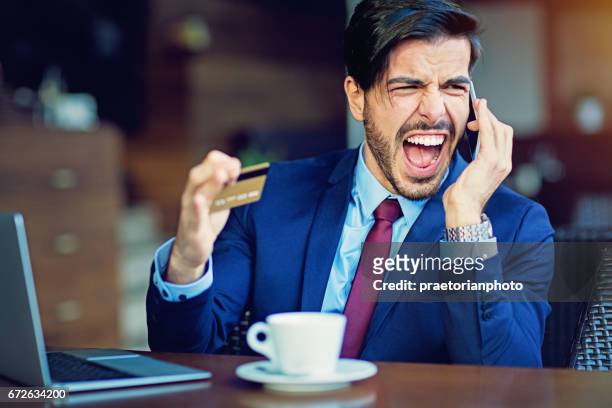 homme d’affaires, vos achats en ligne relève d’un problème avec sa carte de crédit - angry customer photos et images de collection