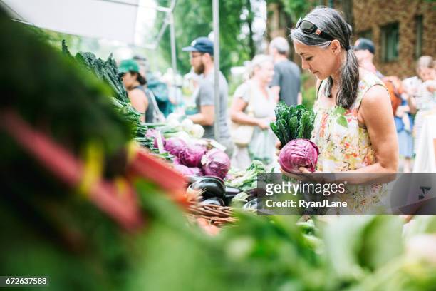 farmers market shopping donna matura - mercato di prodotti agricoli foto e immagini stock