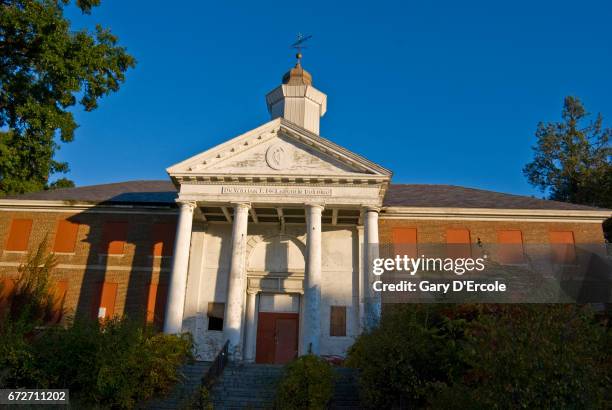 abandoned mental institution building - waltham massachusetts photos et images de collection
