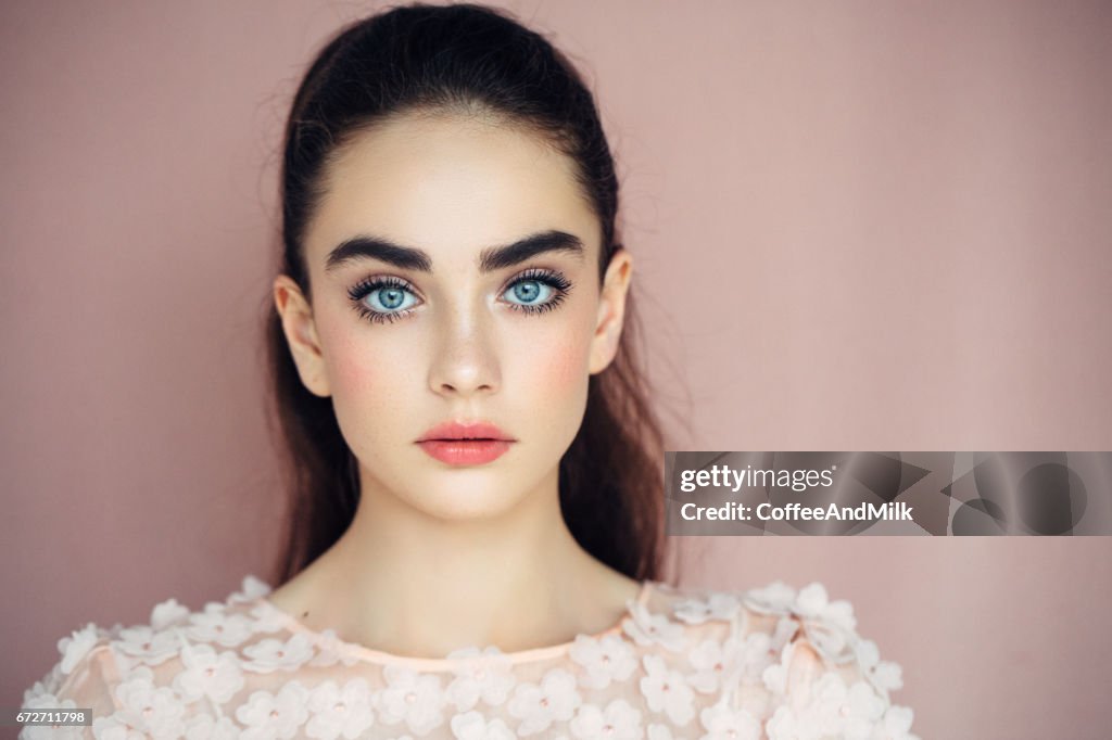 Schöne Frau auf dunklen Hintergrund