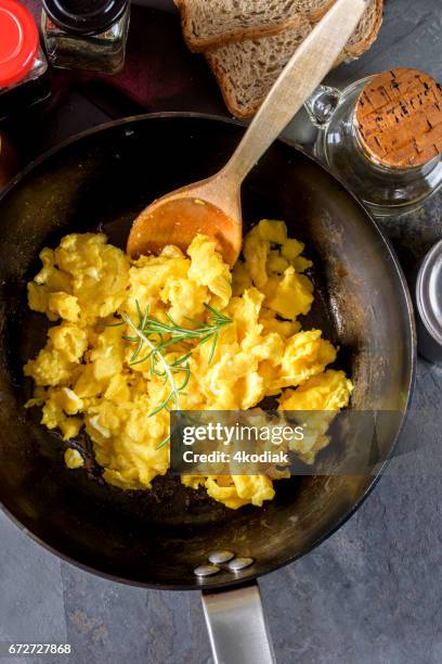 scrambled egg - ovo mexido imagens e fotografias de stock