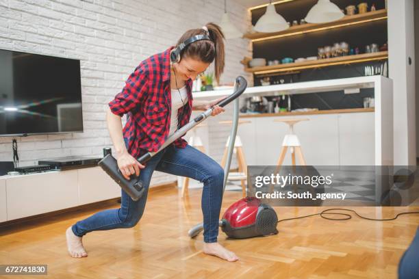 aspirar en su camino - quehaceres-domésticos fotografías e imágenes de stock