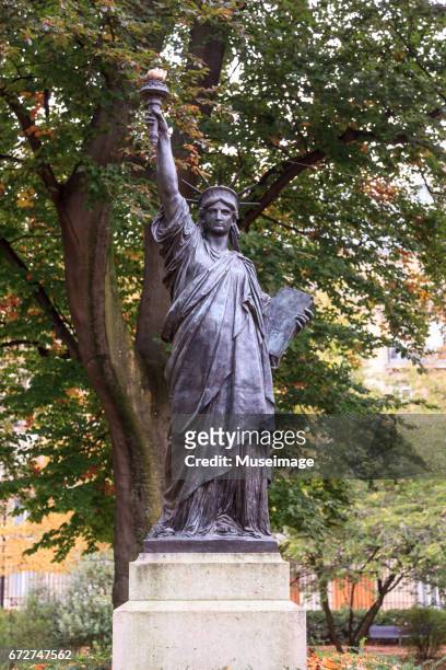 statue of liberty replica in jardin du luxembourg, paris - jardin du luxembourg photos et images de collection