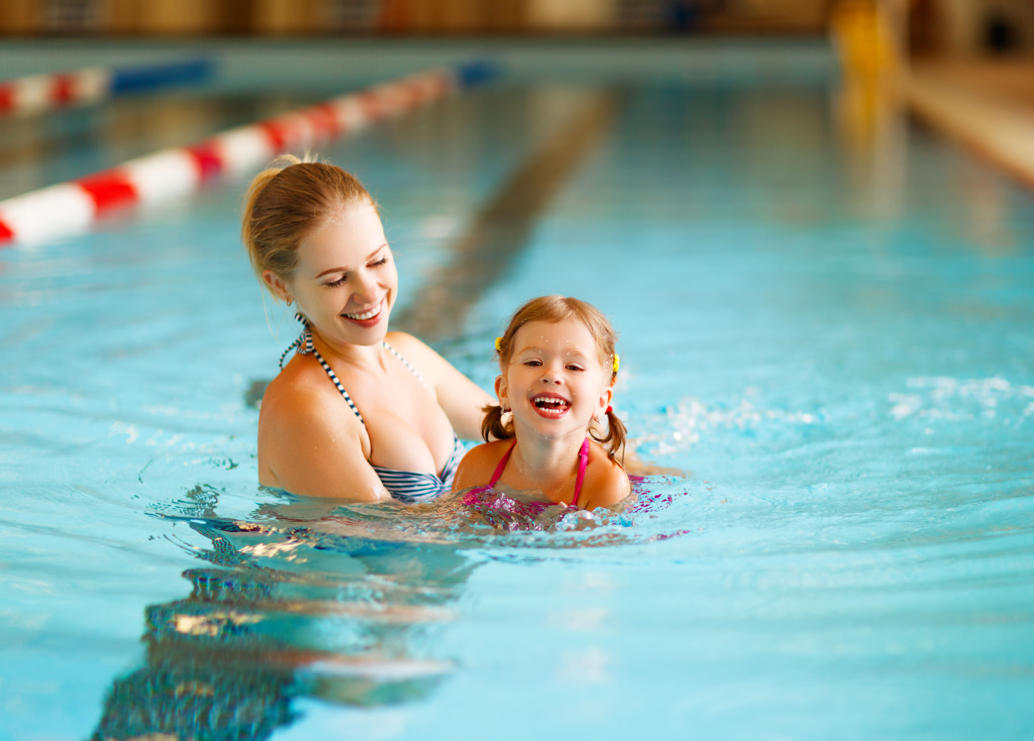 parent child swimming