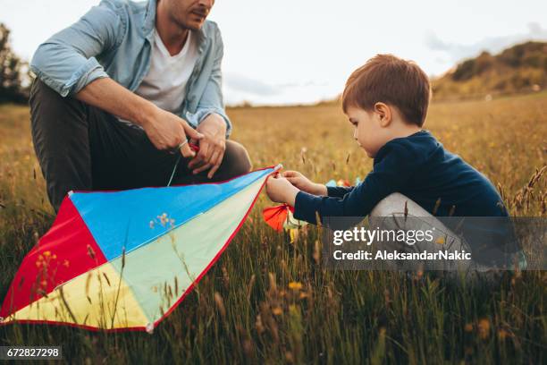 kite bereit für fliegen - drachen stock-fotos und bilder