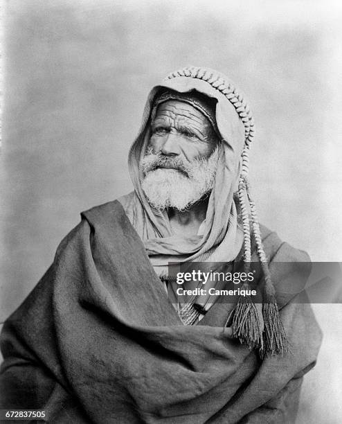 1900s BEDOUIN MAN WEARING TRADITIONAL CLOTHING