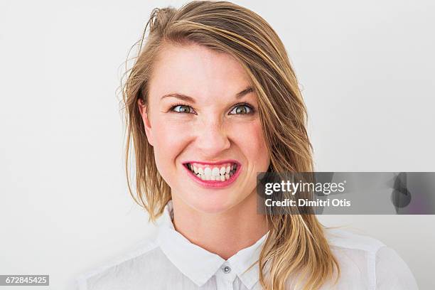 young woman with big grin, grimace - fotolächeln stock-fotos und bilder
