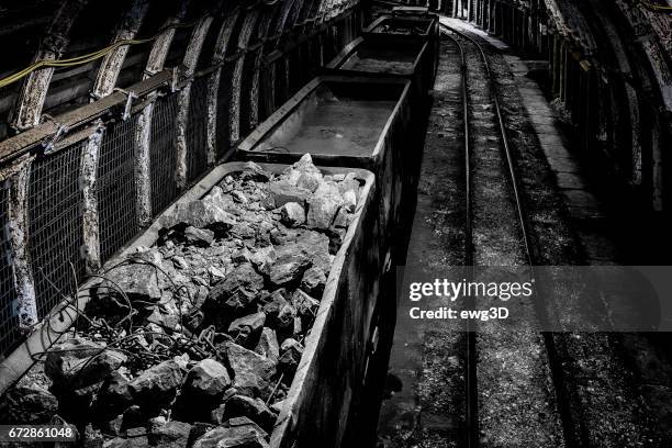 kolen mijnen ondergrondse gang met spoorwegrijtuigen en steenkool - katowice coal stockfoto's en -beelden