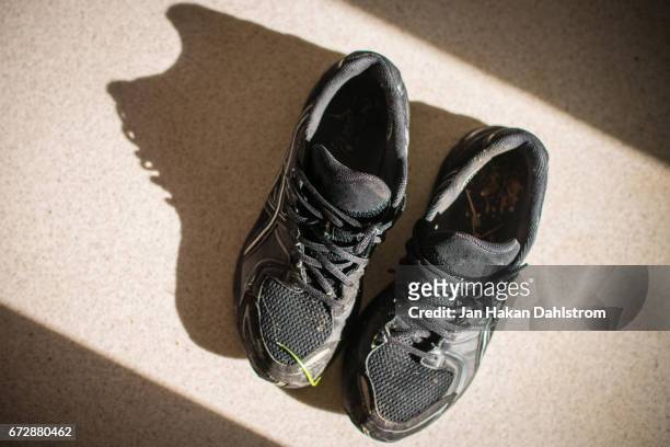 dirty sneakers - calzature sportive foto e immagini stock