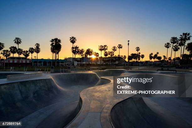 skate park en venice beach - semitubo fotografías e imágenes de stock