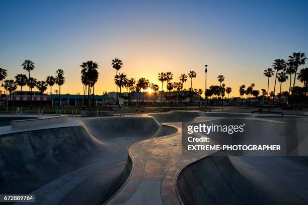 skatepark in venice beach - halfpipe stockfoto's en -beelden