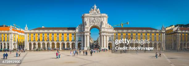 lisboa praça do comercio rua augusta arco emblemático panorama portugal - praça do comércio fotografías e imágenes de stock