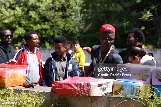 Volunteers of Baobab Experience with the migrants hosted for lunch the walkers of the Italian association "Pontieri del Dialogo".