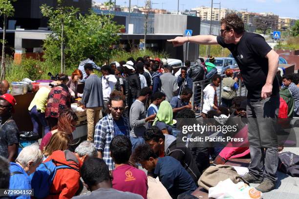 Volunteers of Baobab Experience with the migrants hosted for lunch the walkers of the Italian association "Pontieri del Dialogo".