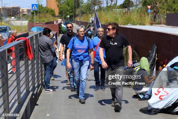 Volunteers of Baobab Experience with the migrants hosted for lunch the walkers of the Italian association "Pontieri del Dialogo".