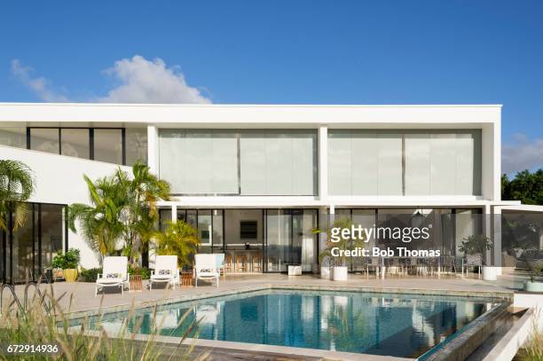 luxury vacation home - big house stock-fotos und bilder