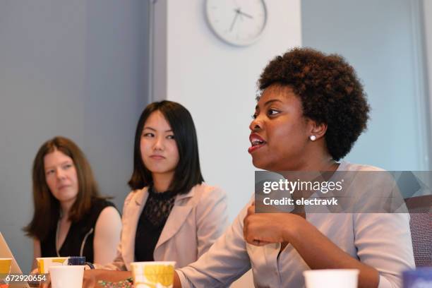 business women working together - table ronde photos et images de collection