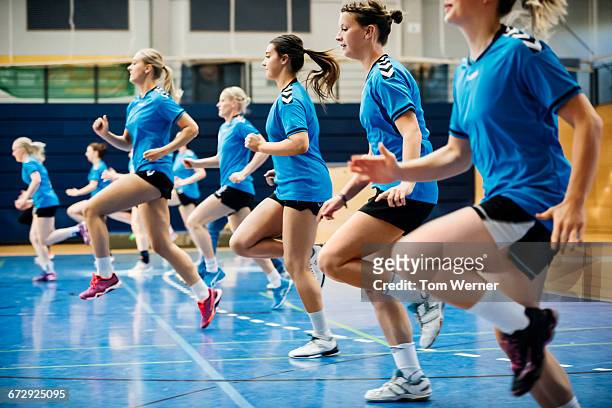 female handball team warming up - warming up 個照片及圖片檔