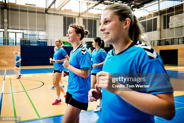 female handball team training - handbal stockfoto's en -beelden