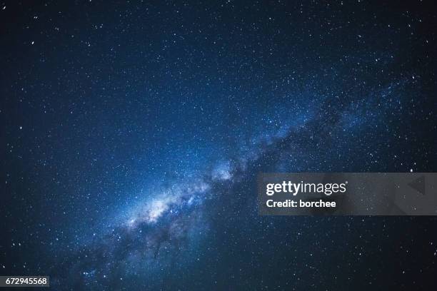 cielo nocturno con manera lechosa - via lactea fotografías e imágenes de stock