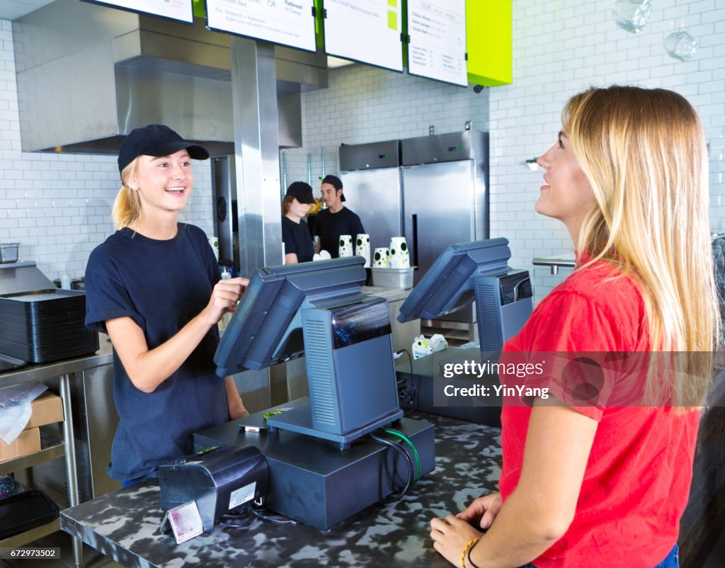 Check-out Server servindo jovem cliente requisitar no restaurante de Fast Food